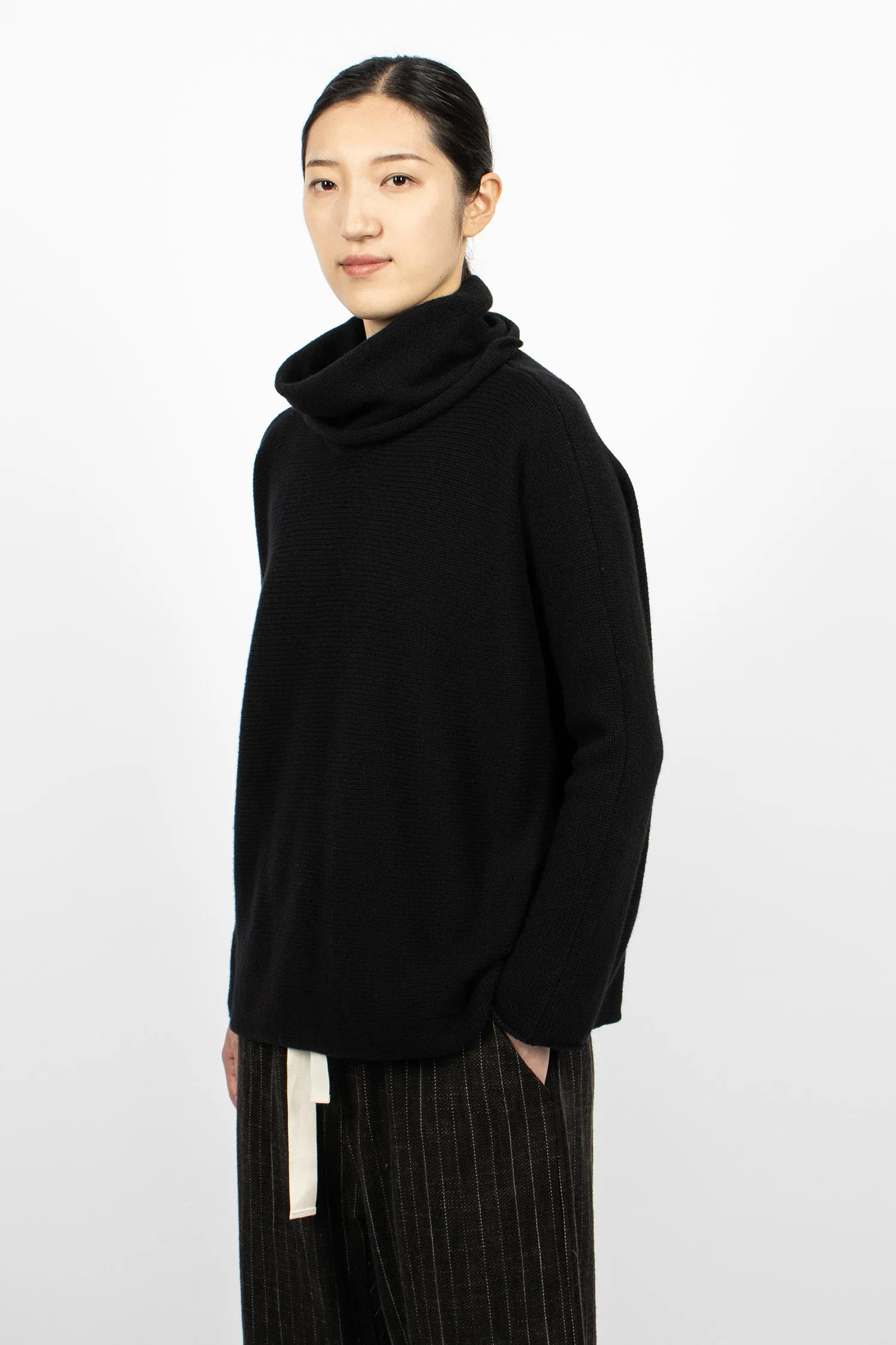 1940 Hand Knit Cashmere Turtleneck Black