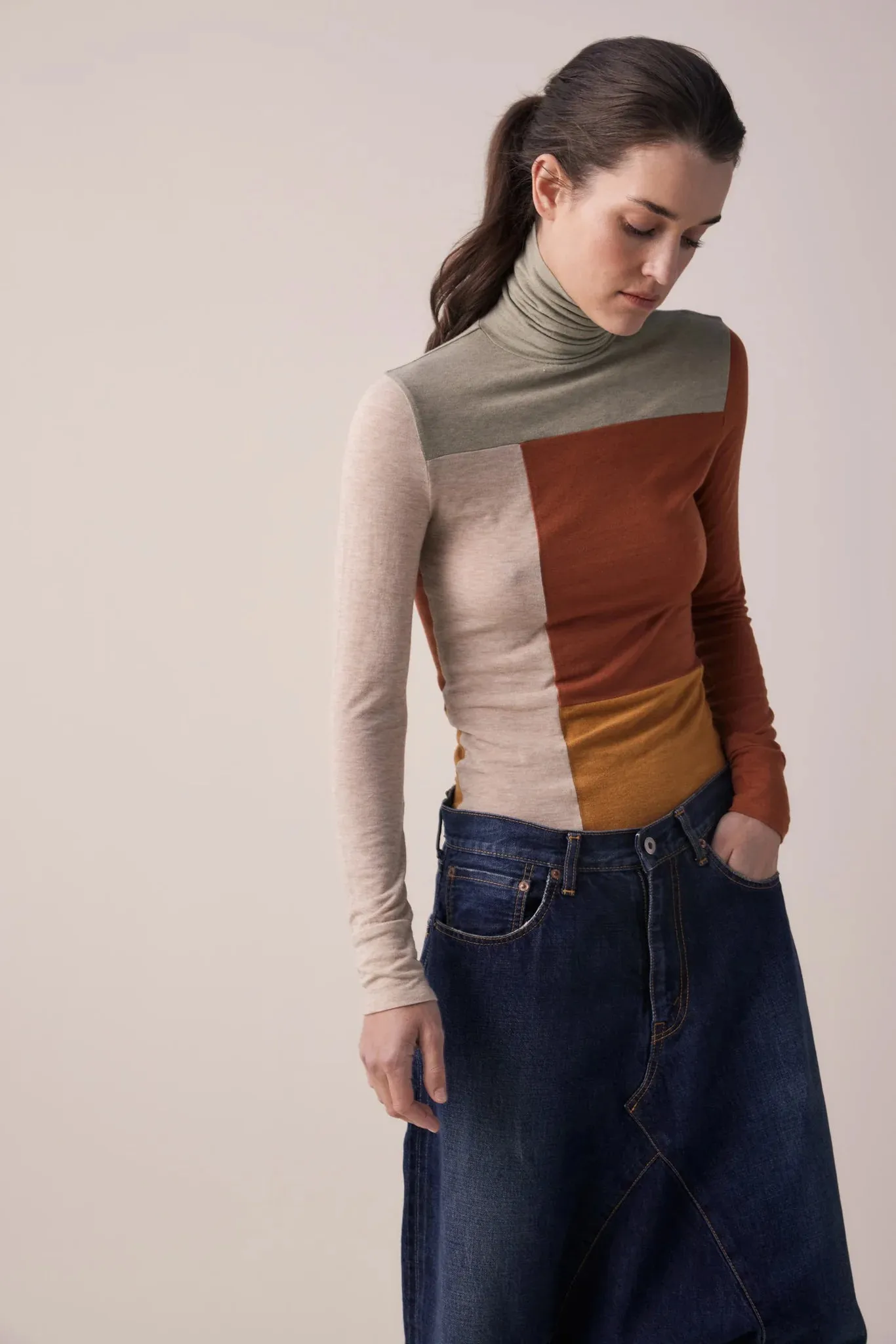 amente - Color Block Lightweight Knit Turtleneck