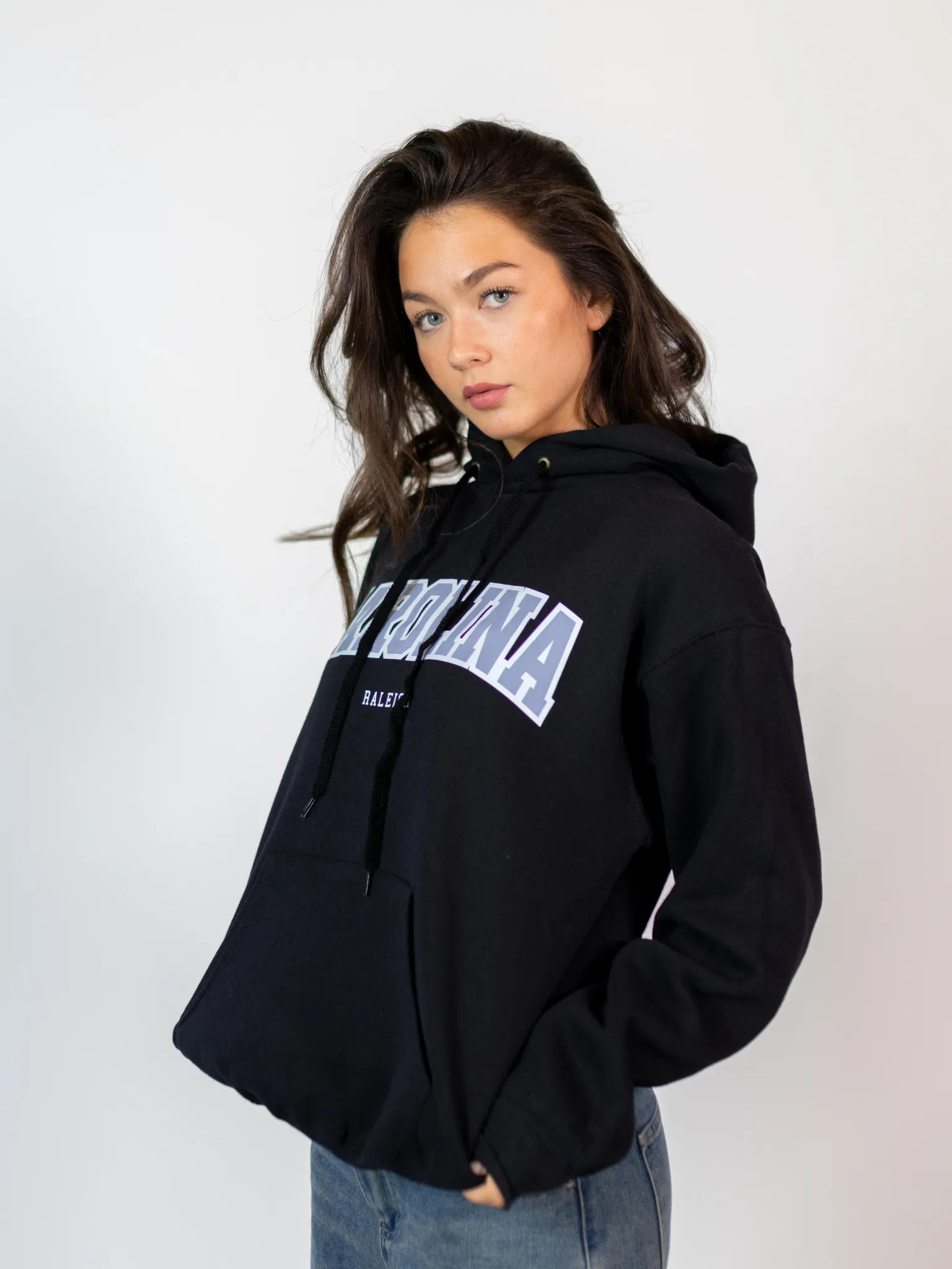 CAROLINA HOODIE - SVART 