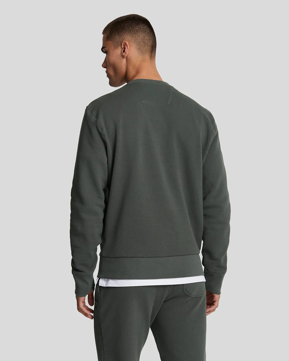 Cozy Utility Sweatshirt with Functional Pockets for Everyday Comfort